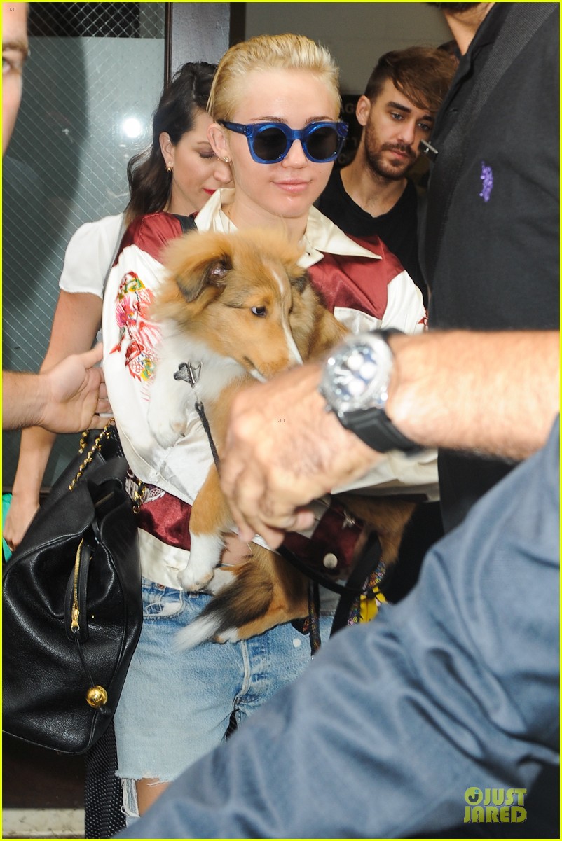 miley cyrus smiles wide with puppy moonie 03