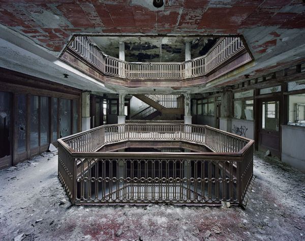 Marchand Meffre abandoned atrium